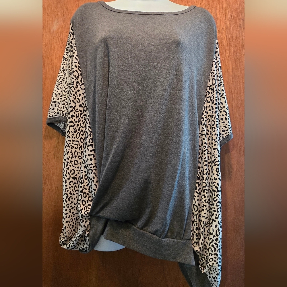Unbranded NWOT Chic Gray Women's Top with Leopard Print SZxl - Picture 2 of 8